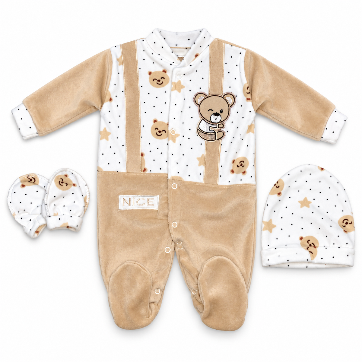 Coffret naissance bébé beige trois pièces avec grenouillère, bonnet et moufles sur fond blanc