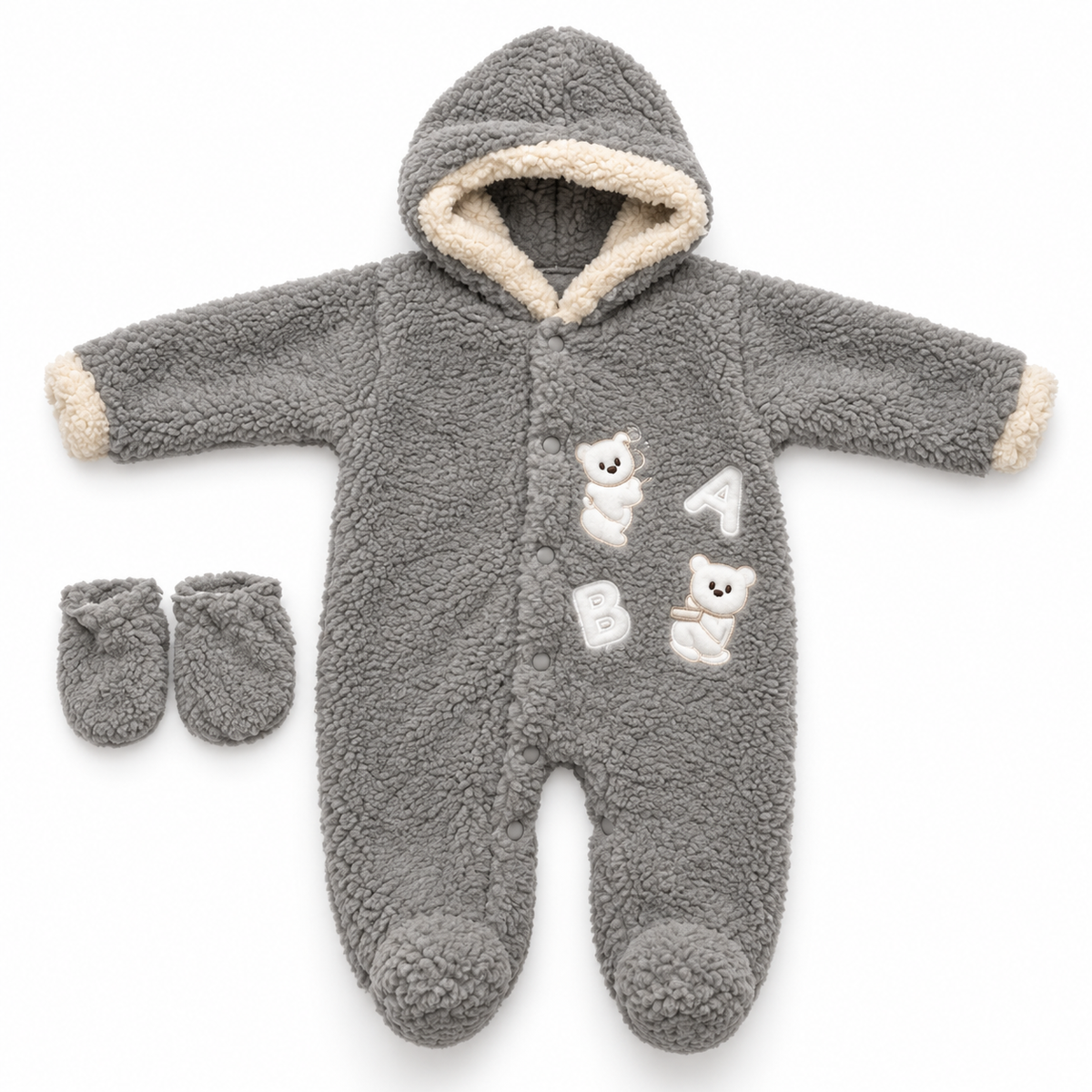 Combinaison bébé en peluche grise à capuche avec moufles sur fond blanc
