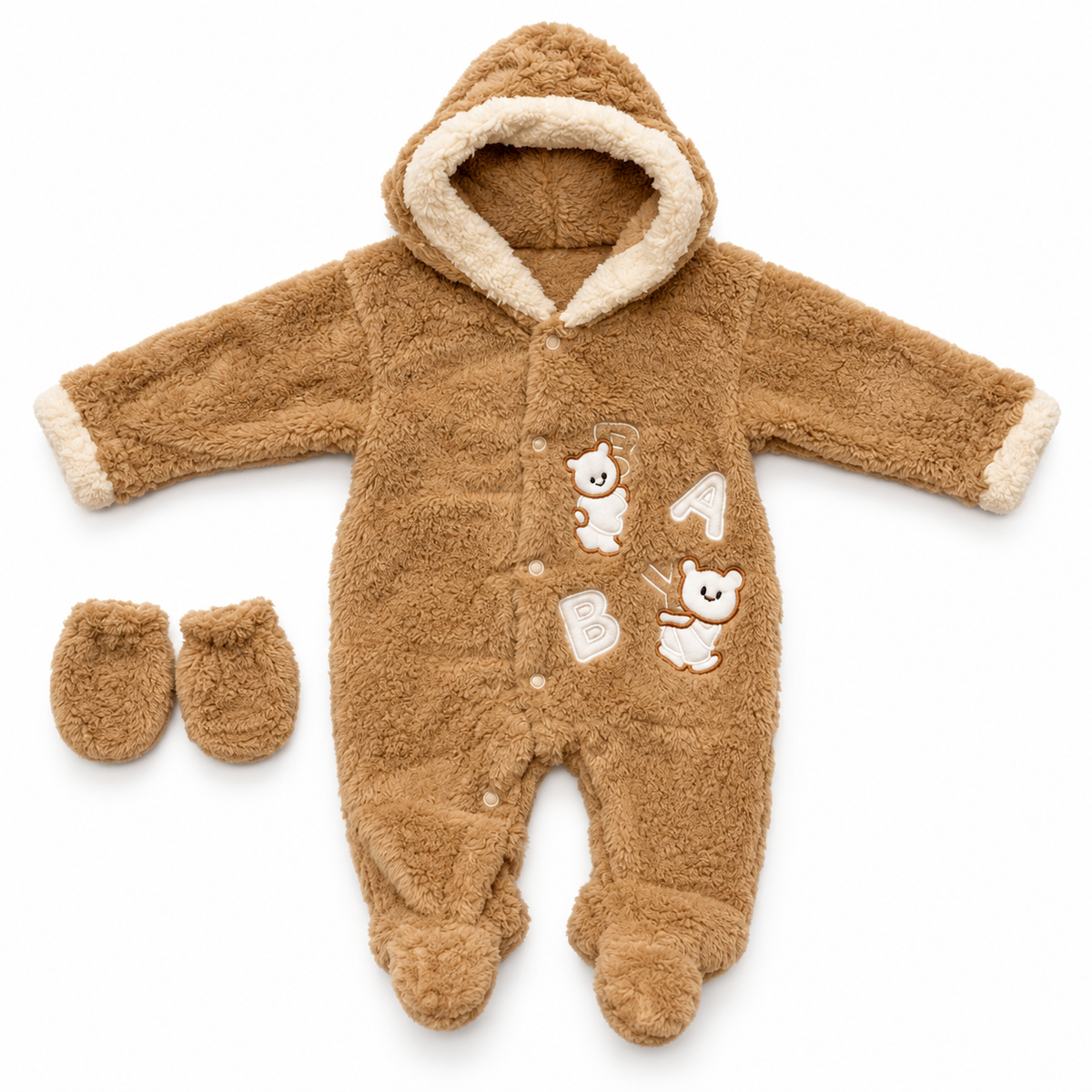 Combinaison bébé en peluche marron à capuche avec moufles sur fond blanc
