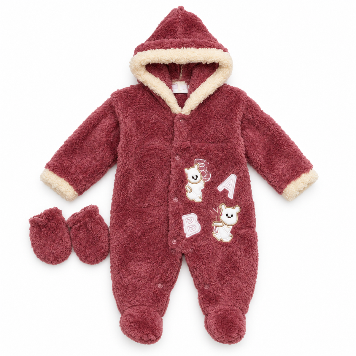Combinaison bébé en peluche rose à capuche avec moufles sur fond blanc