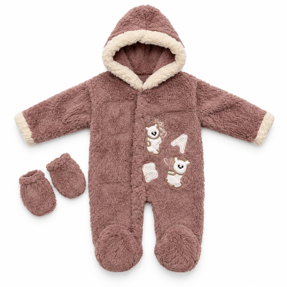 Combinaison bébé en peluche taupe rosé à capuche avec moufles sur fond blanc