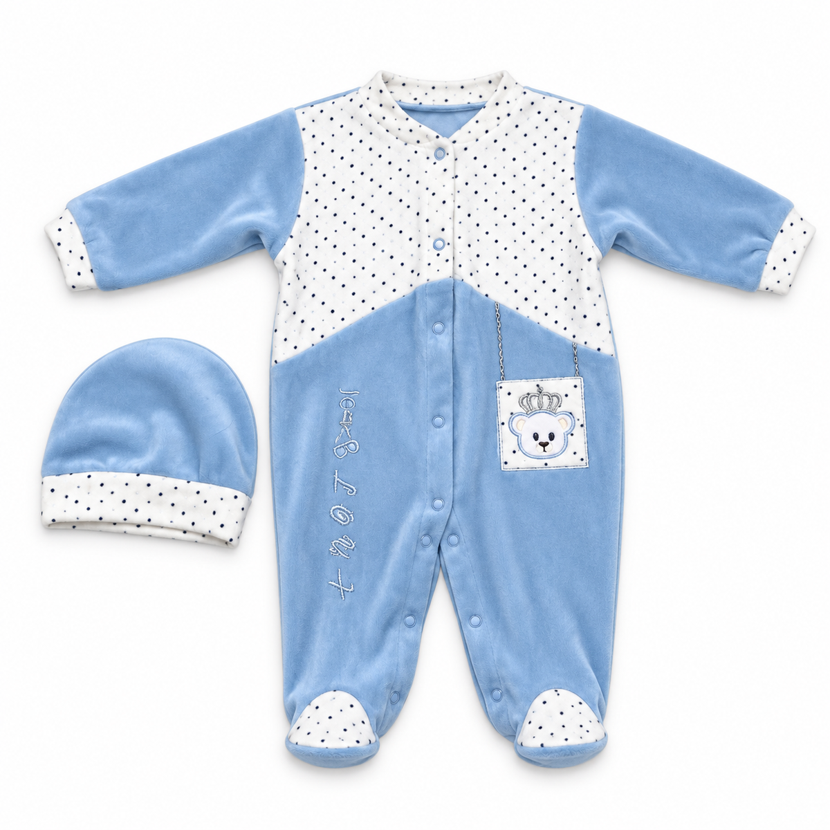 Ensemble bébé bleu ciel et blanc avec grenouillère et bonnet sur fond blanc