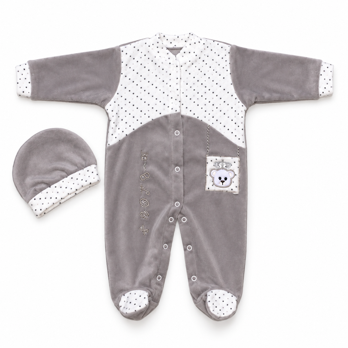 Ensemble bébé gris et blanc avec grenouillère et bonnet sur fond blanc