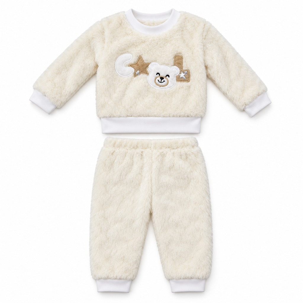 Ensemble bébé deux pièces en peluche blanc avec motif ourson sur fond blanc