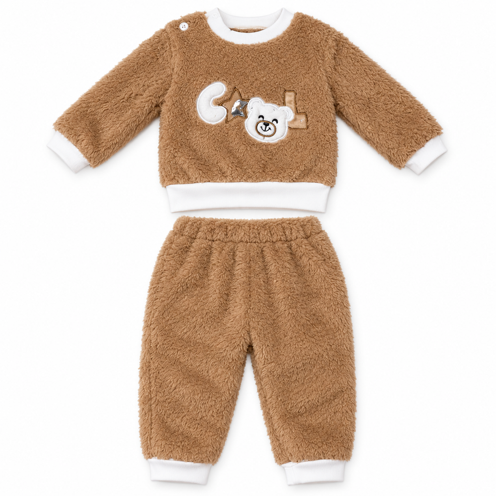 Ensemble bébé deux pièces en peluche marron avec motif ourson sur fond blanc