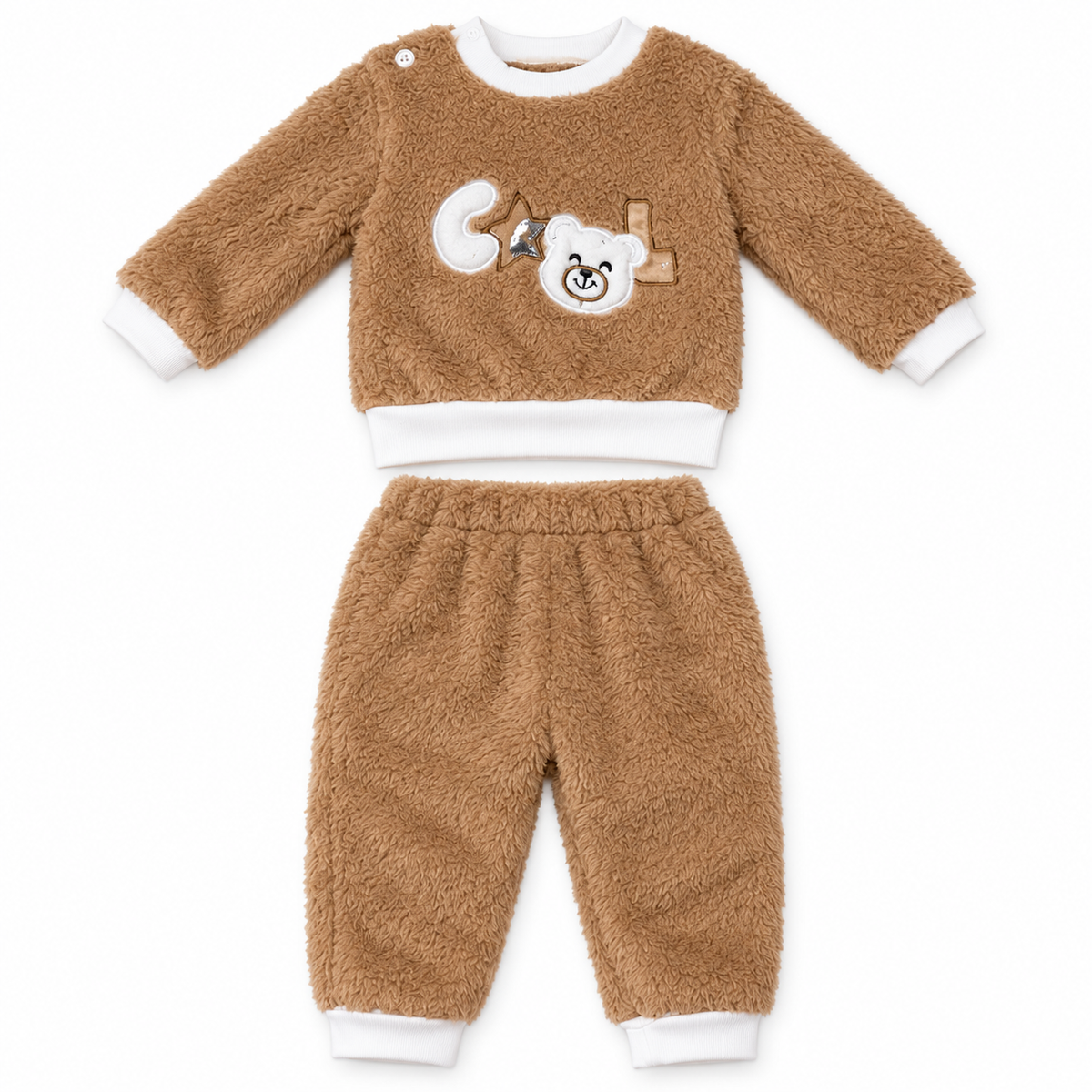 Ensemble bébé deux pièces en peluche marron avec motif ourson sur fond blanc