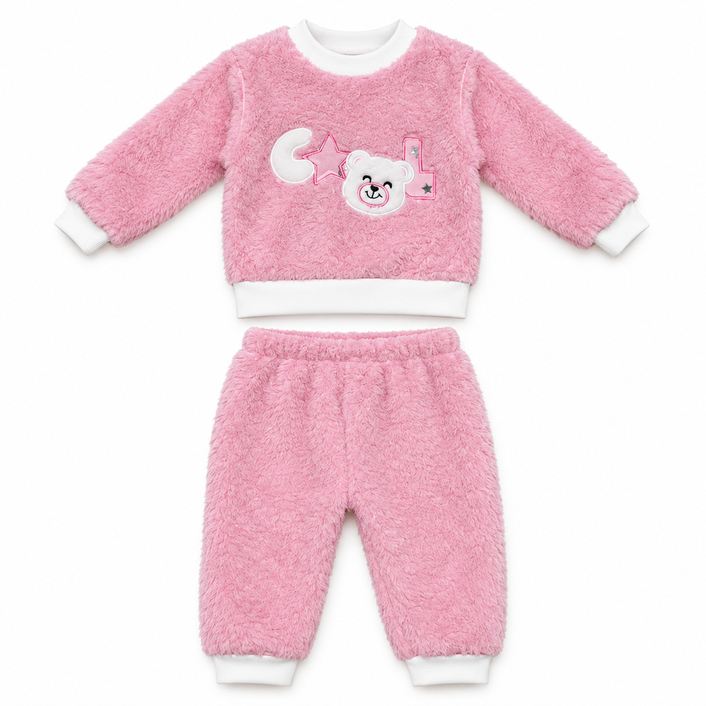 Ensemble bébé deux pièces en peluche rose avec motif ourson sur fond blanc
