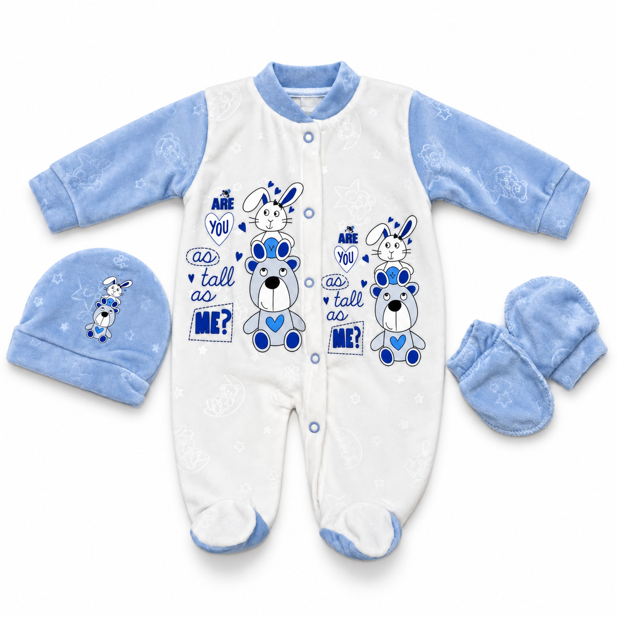 Ensemble naissance bébé bleu et blanc avec grenouillère, bonnet et moufles sur fond blanc