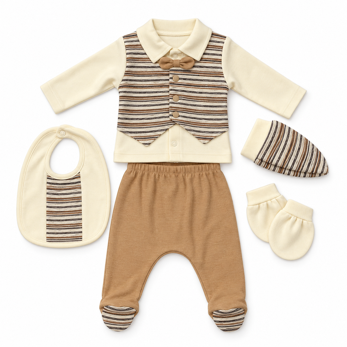 Ensemble naissance bébé cinq pièces crème et camel avec nœud papillon sur fond blanc